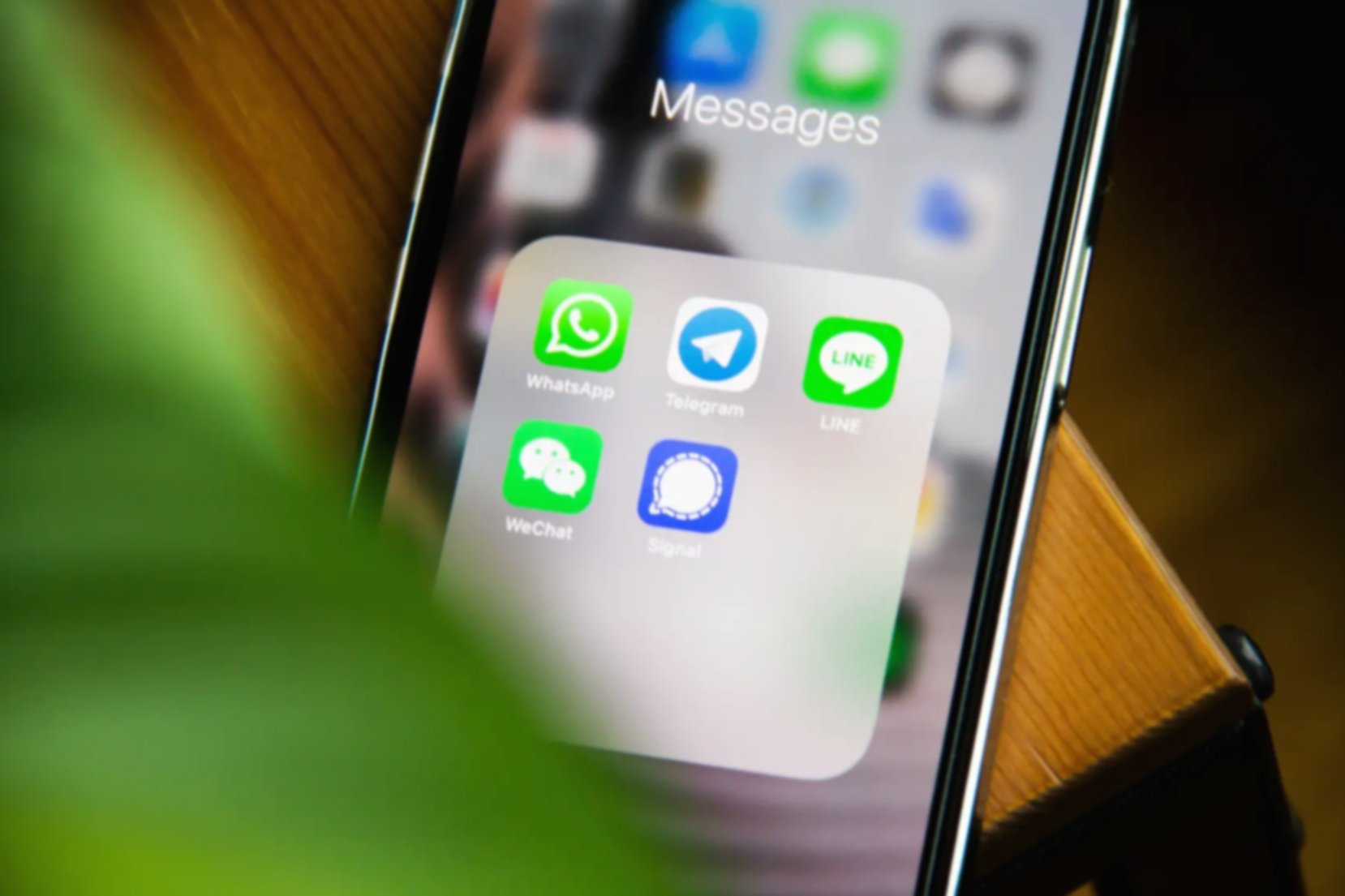 instant messaging apps on mobile phone