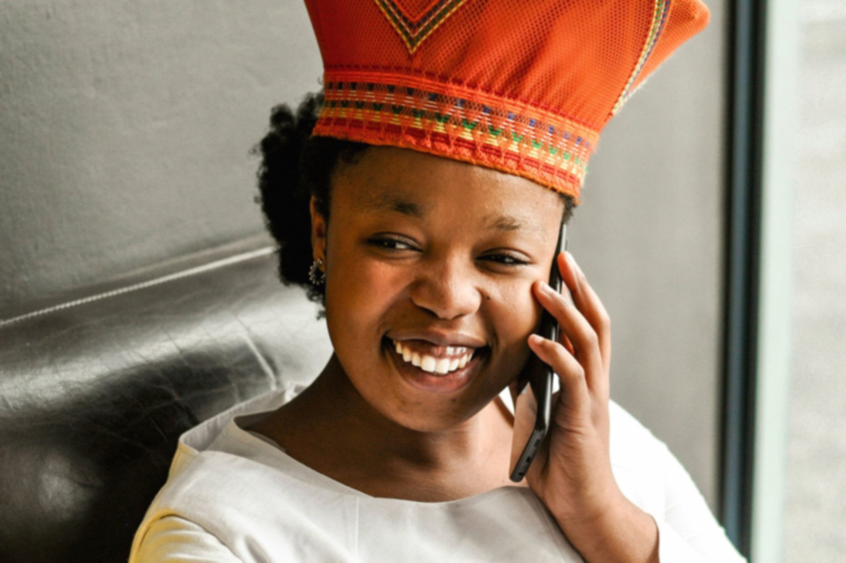 Mujer utilizando teléfono móvil en Sudáfrica