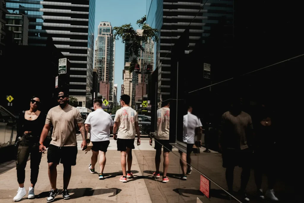 Persona comprando en mercado tradicional de Emiratos Arabes Unidos