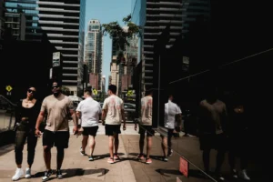 Persona comprando en mercado tradicional de Emiratos Arabes Unidos