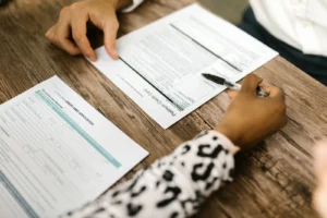 Persona completando formulario bancario en oficina