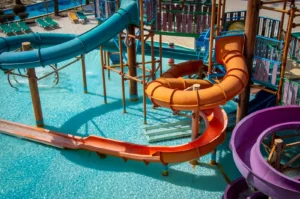 Familia disfrutando atracción en parque acuático