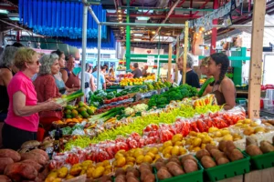 Persona eligiendo verduras frescas en mercado