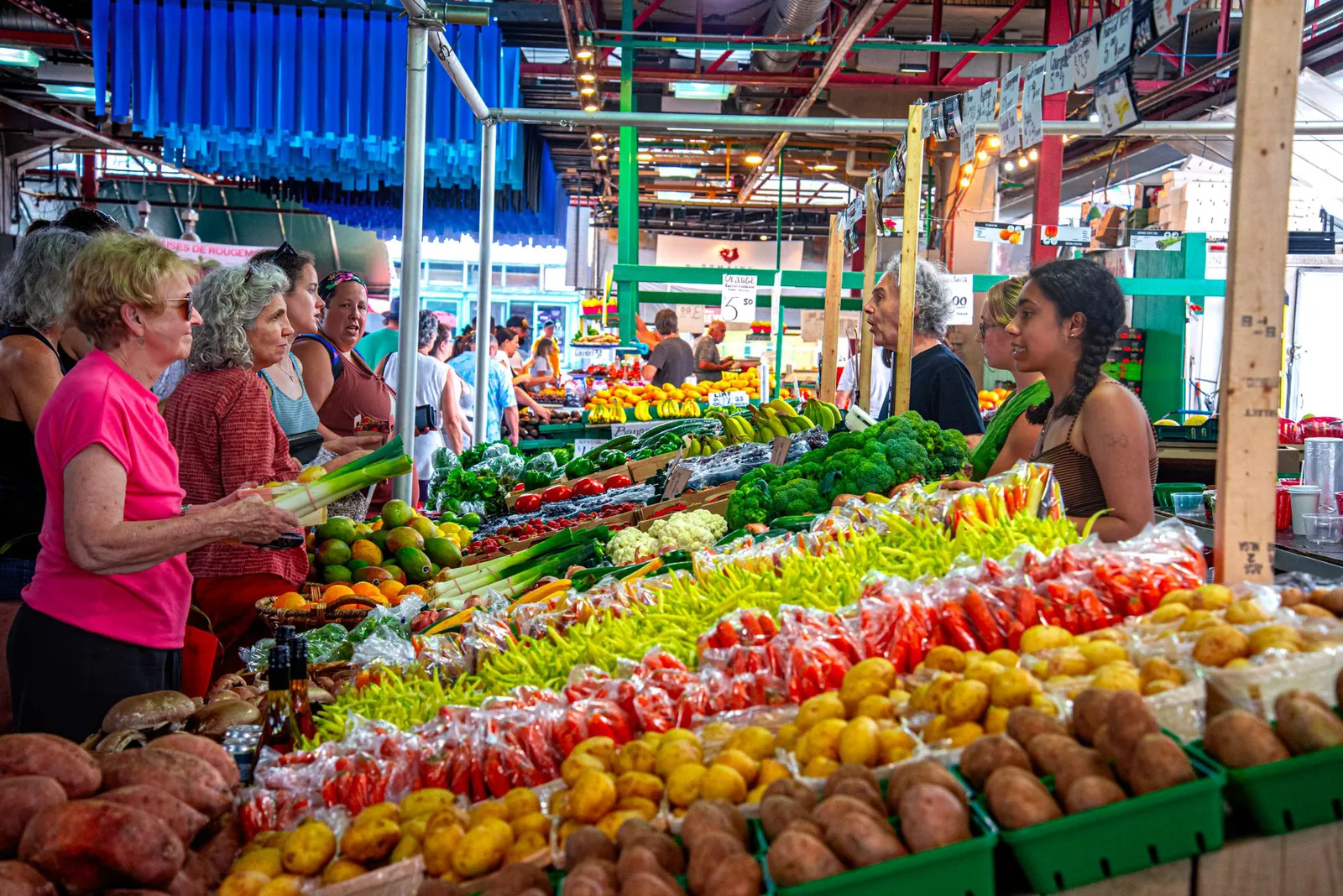 Persona eligiendo verduras frescas en mercado