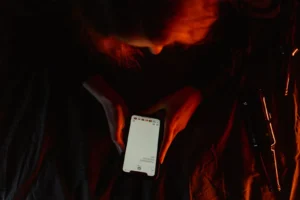 Persona usando su teléfono móvil en una calle de Emiratos Arabes Unidos
