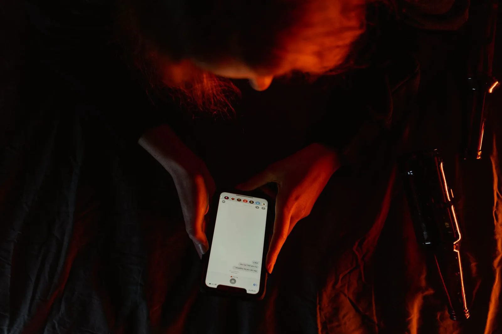 Persona usando su teléfono móvil en una calle de Emiratos Árabes Unidos