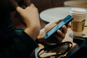 Persona usando una app en una cafetería de los Países Bajos