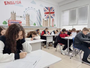 Clase de árabe con estudiantes en una escuela