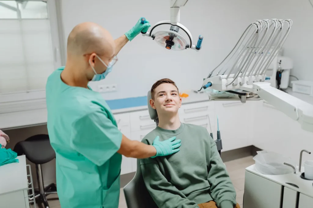 Dentista atendiendo urgencia dental en clínica
