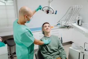 Dentista atendiendo urgencia dental en clínica
