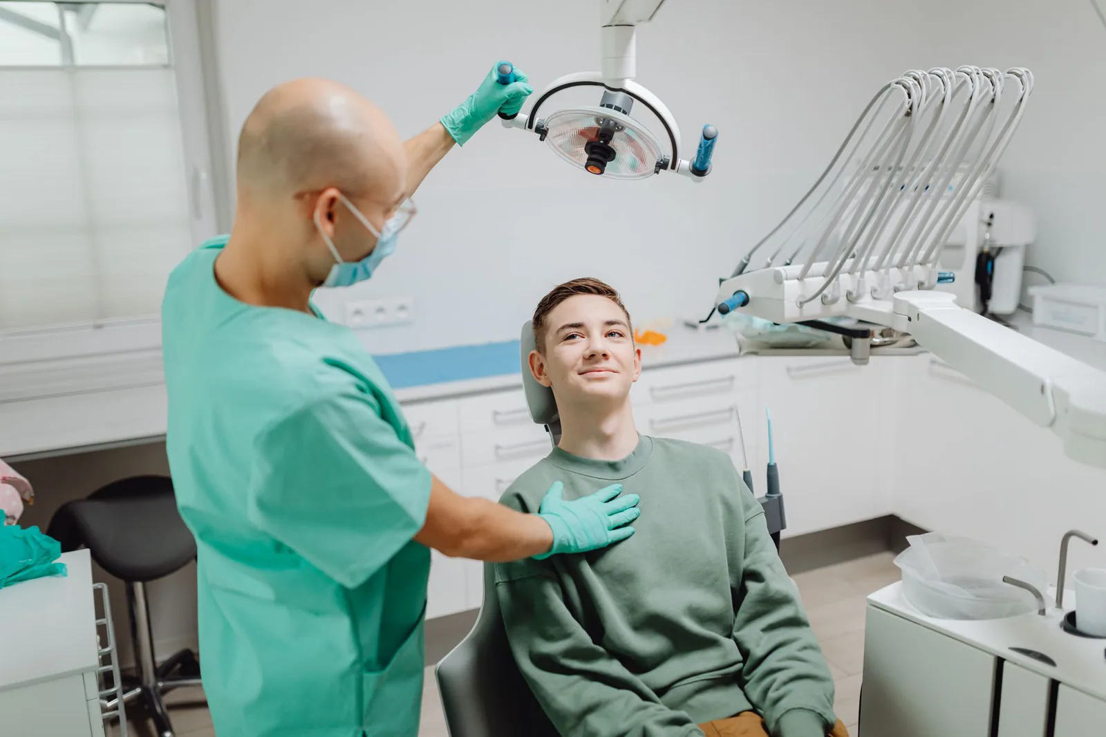 Dentista atendiendo urgencia dental en clínica