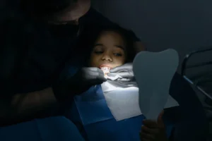 Niño siendo examinado por dentista en clínica