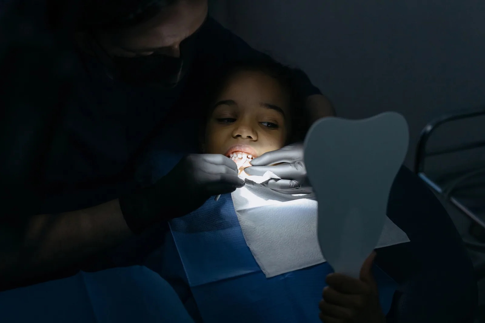 Niño siendo examinado por dentista en clínica