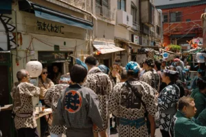 Gente celebrando festival en una calle con banderas