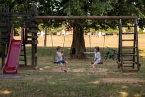 Niños disfrutando vacaciones escolares en un parque