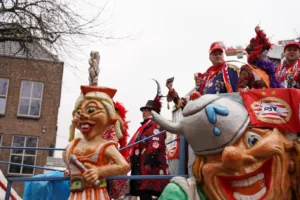 Niños recibiendo regalos de Sinterklaas en una casa típica