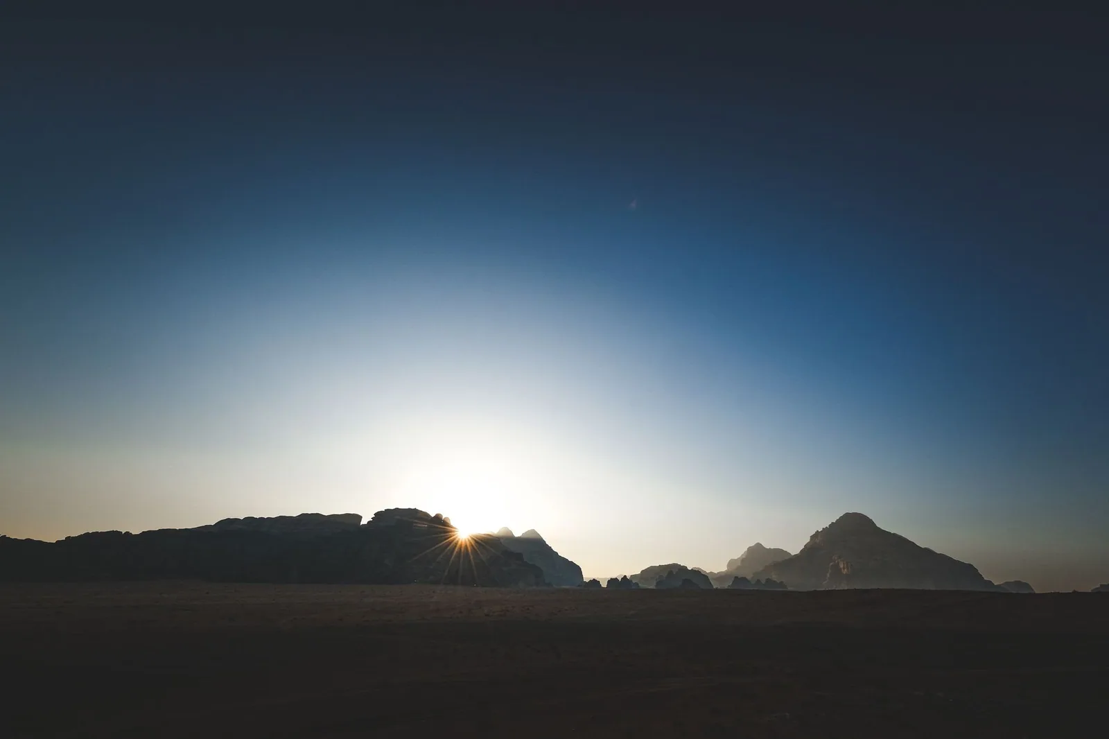 Cielo despejado sobre el desierto en Emiratos Árabes Unidos
