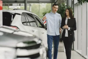 Mostrar una vista interior de un concesionario de autos