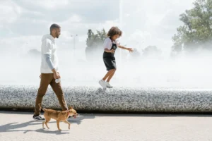 Familia paseando a su perro en un parque
