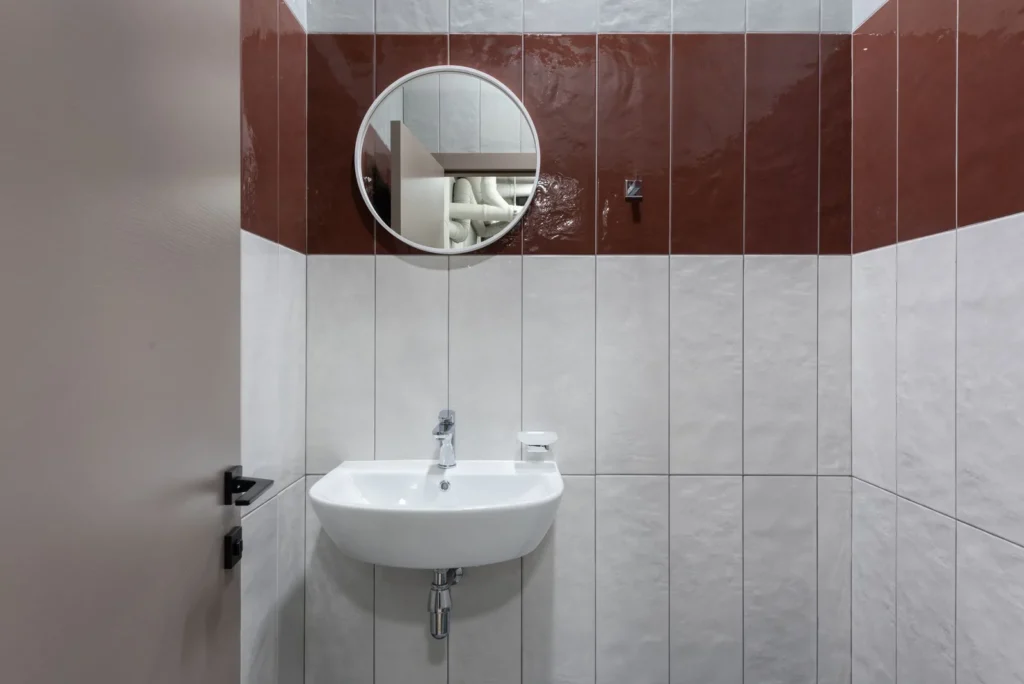 Baño público holandés con inodoro de depósito