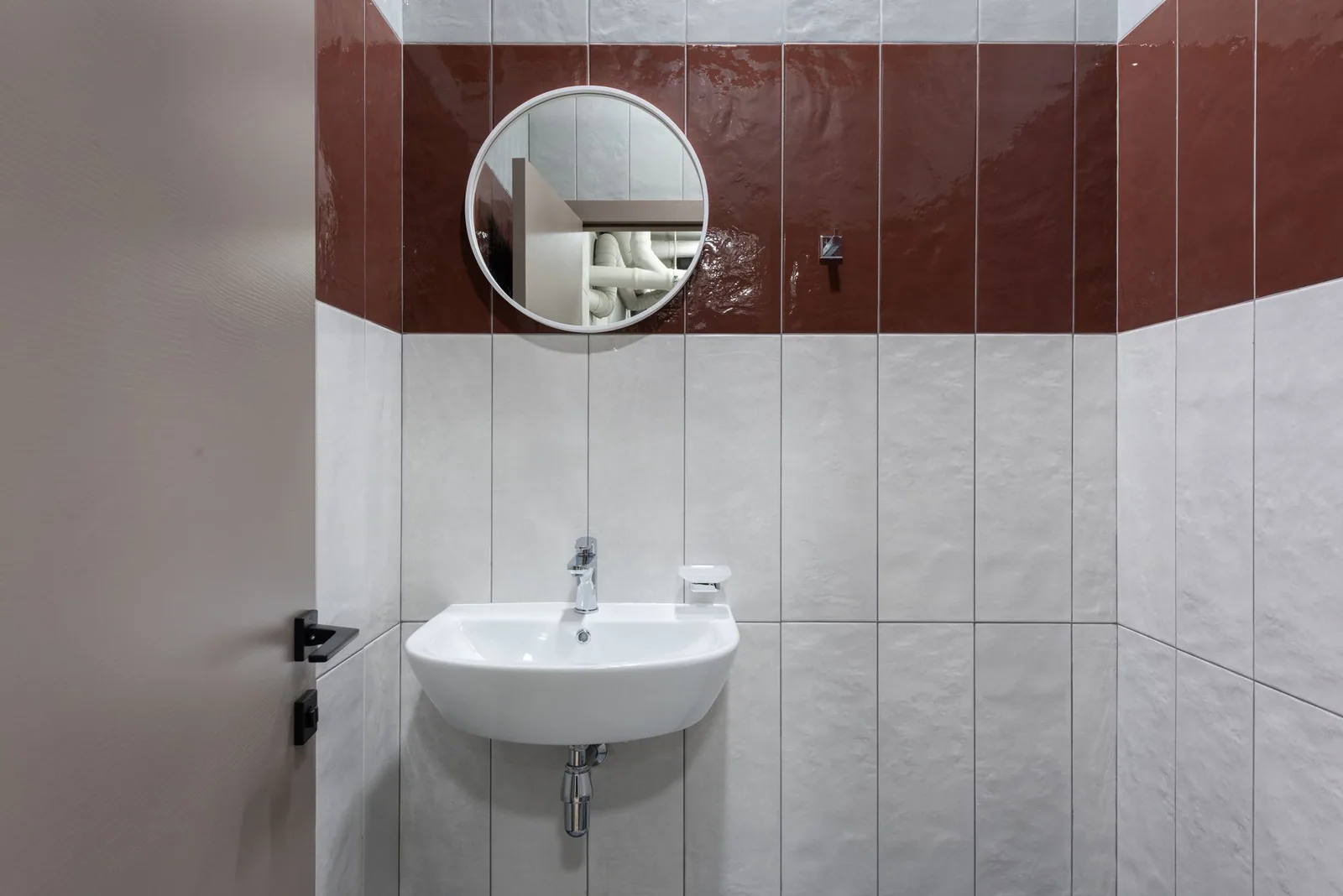Baño público holandés con inodoro de depósito