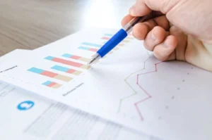 Personas analizando gráficos financieros en una oficina