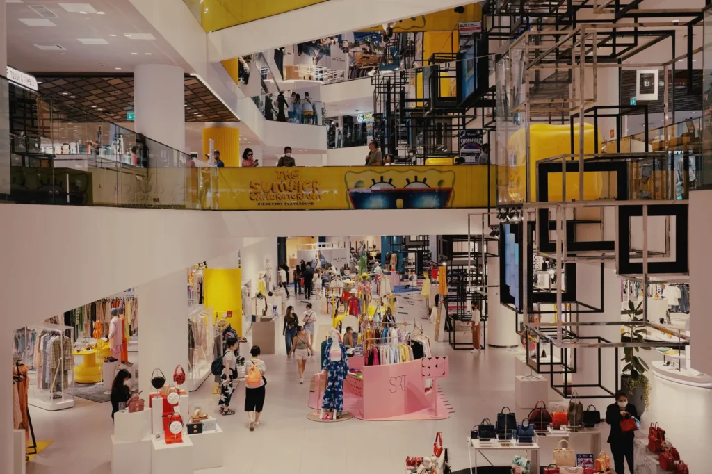 Interiores de una tienda outlet de ropa en Países Bajos