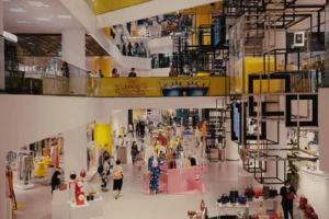 Interiores de una tienda outlet de ropa en Países Bajos