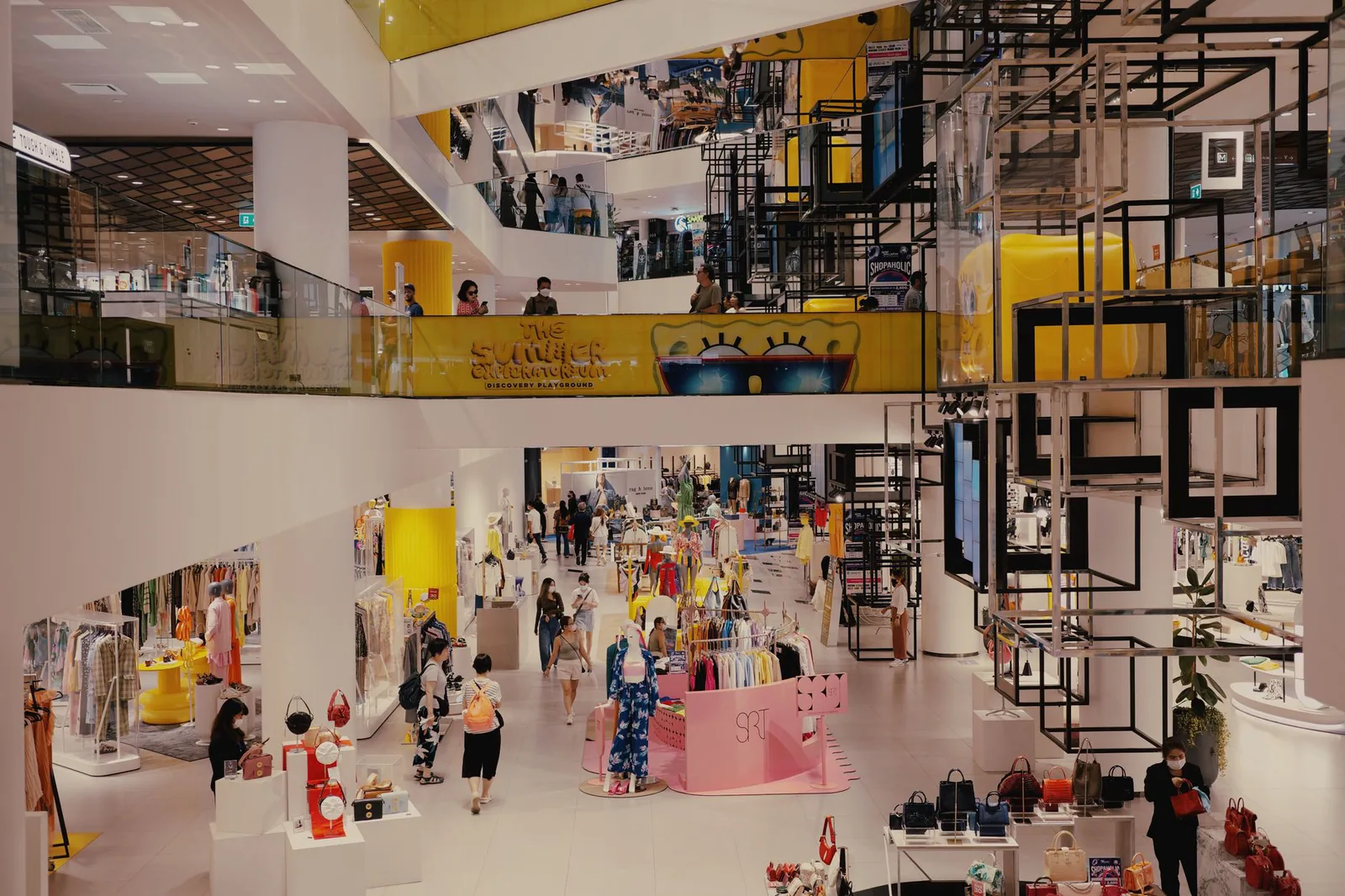 Interiores de una tienda outlet de ropa en Países Bajos