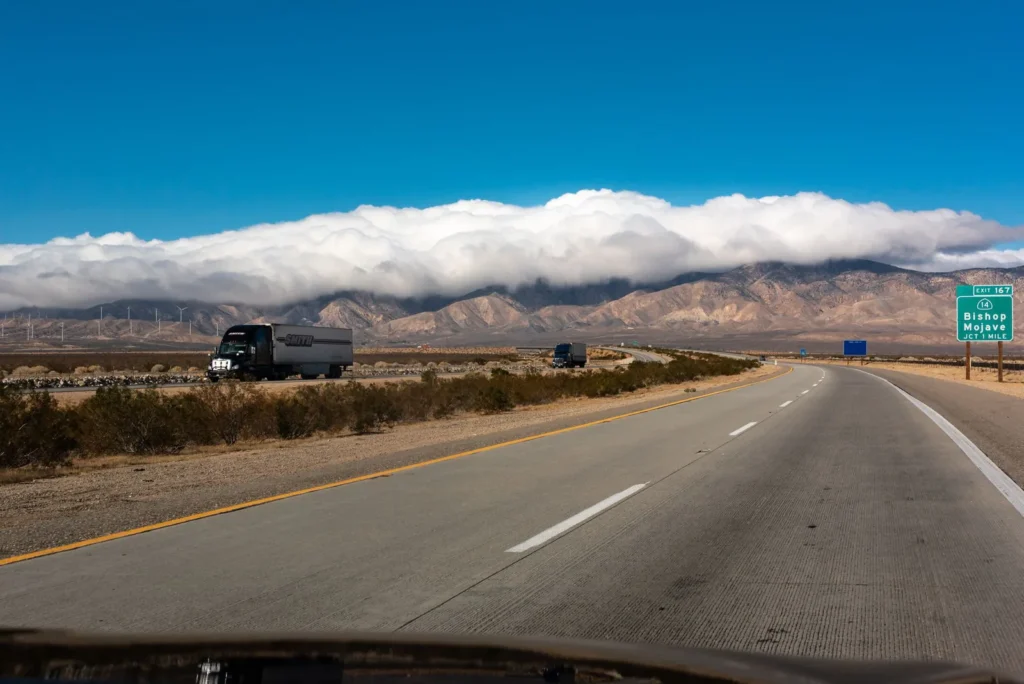 Coche circulando por una autopista en el desierto