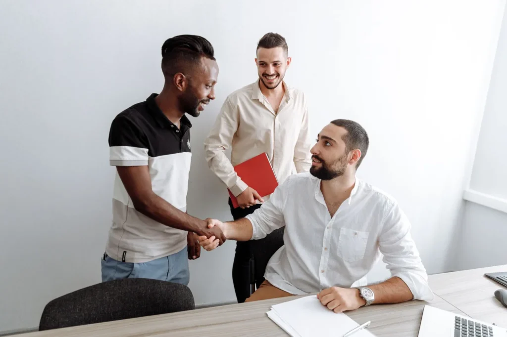 Saludo de mano entre colegas en un entorno laboral