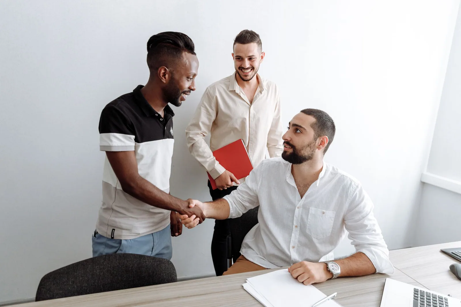 Saludo de mano entre colegas en un entorno laboral