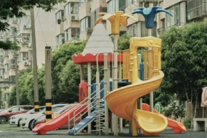 Niños jugando en una guardería de Emiratos Arabes Unidos