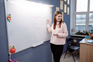 Estudiantes aprendiendo holandés en una clase intensiva