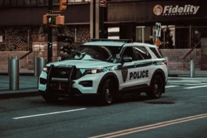 Policía patrullando la calle en una ciudad holandesa