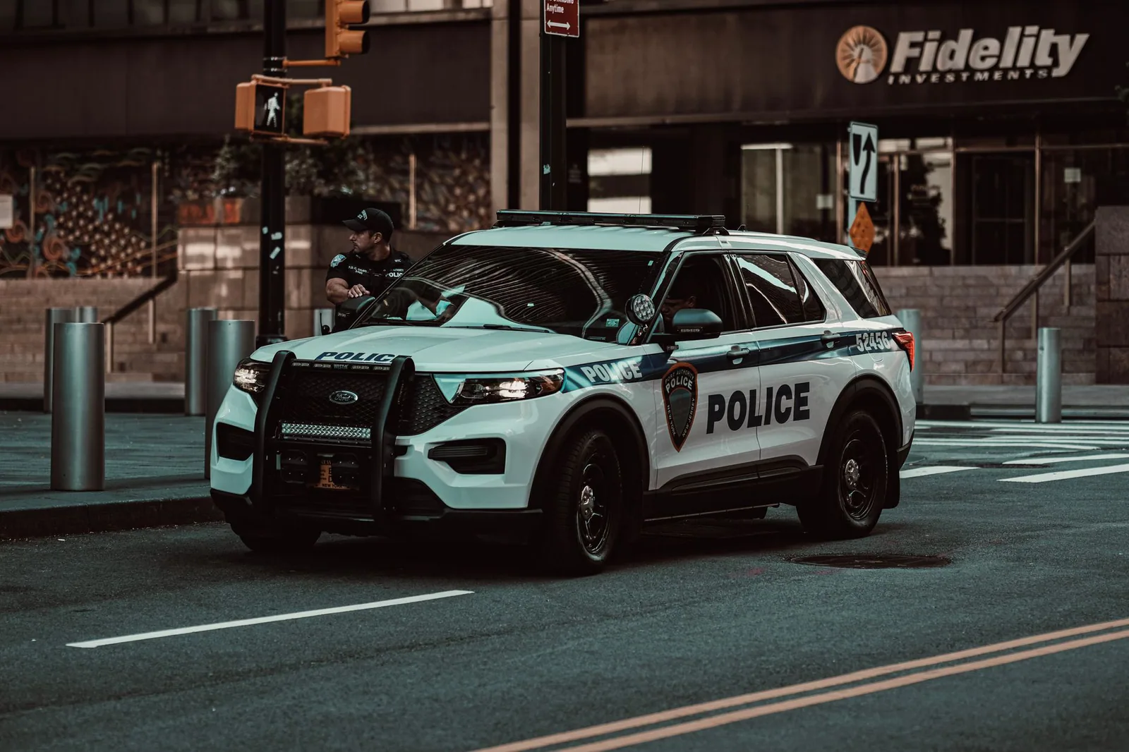 Policía patrullando la calle en una ciudad holandesa