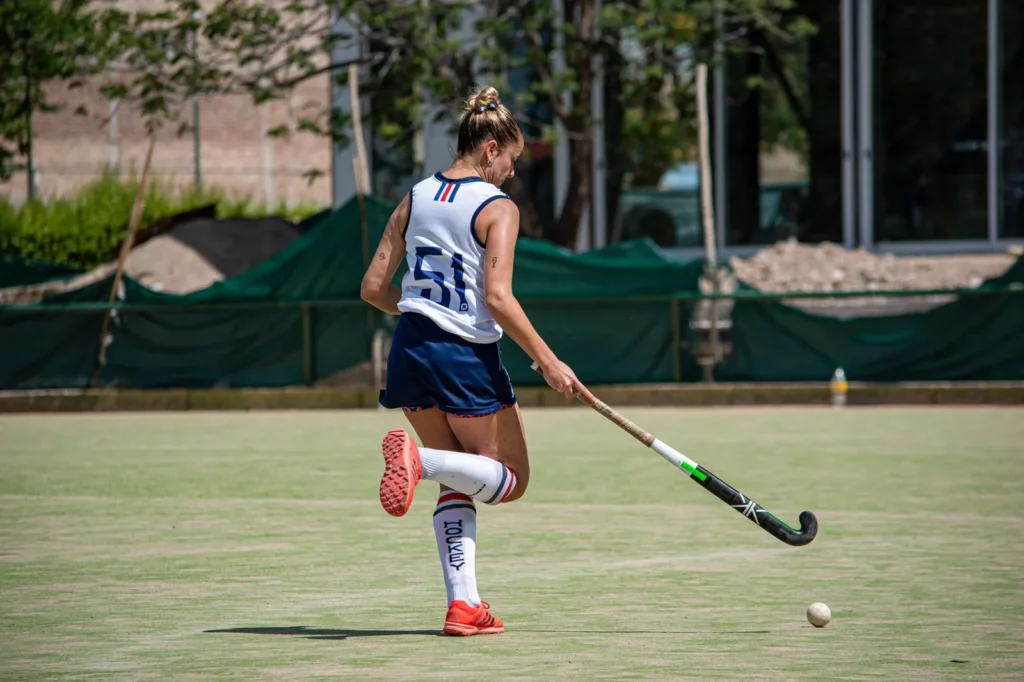 Jugadores de hockey sobre césped en un estadio al aire libre