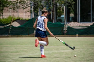 Jugadores de hockey sobre césped en un estadio al aire libre