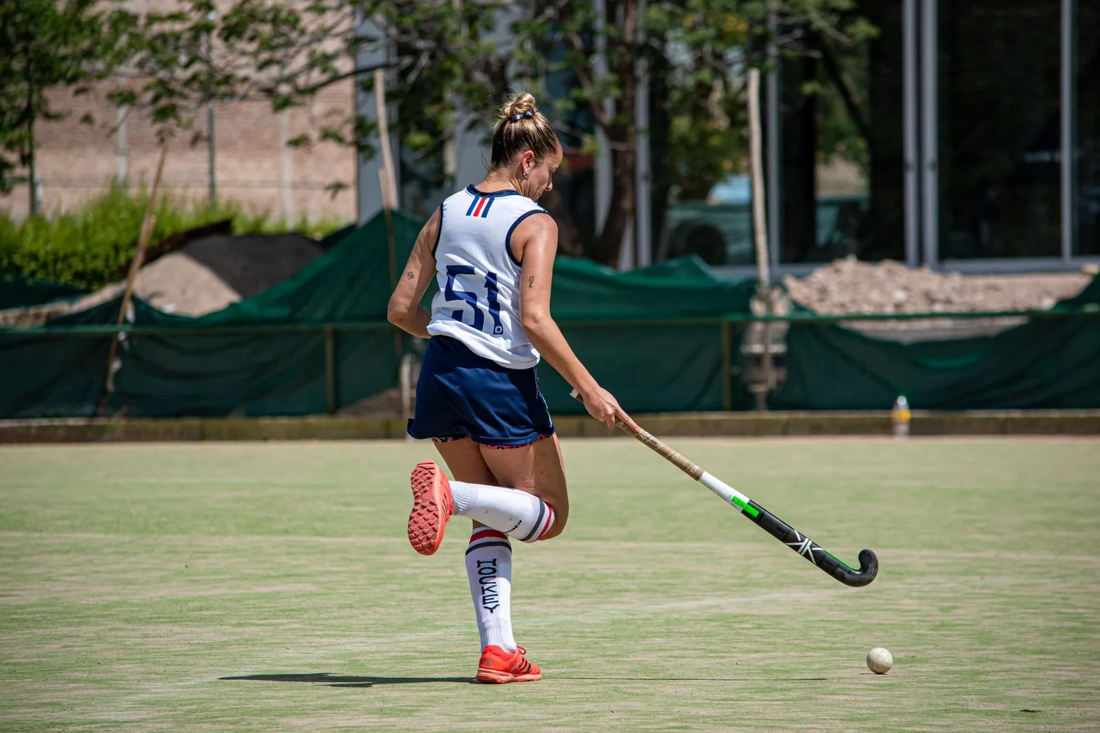 Jugadores de hockey sobre césped en un estadio al aire libre