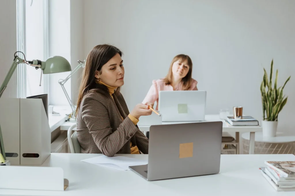Mujeres profesionales discutiendo en una oficina moderna