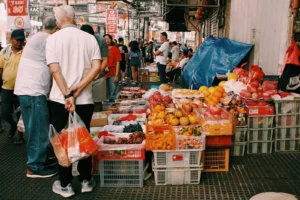Multitud celebrando el Día del Rey con ropa naranja