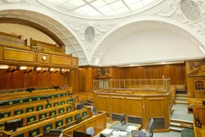 Pareja firmando papeles de divorcio en una oficina