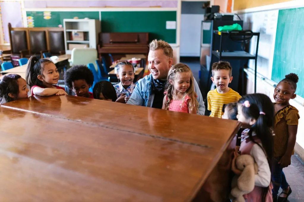 Niños pequeños estudiando en un aula de educación infantil