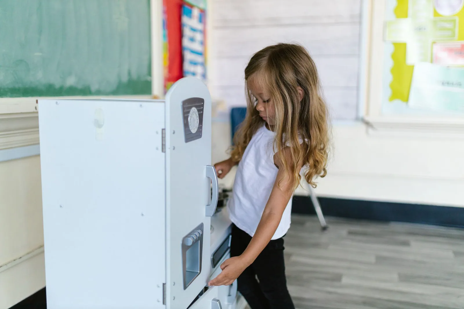 Niños de preescolar jugando en aula iluminada