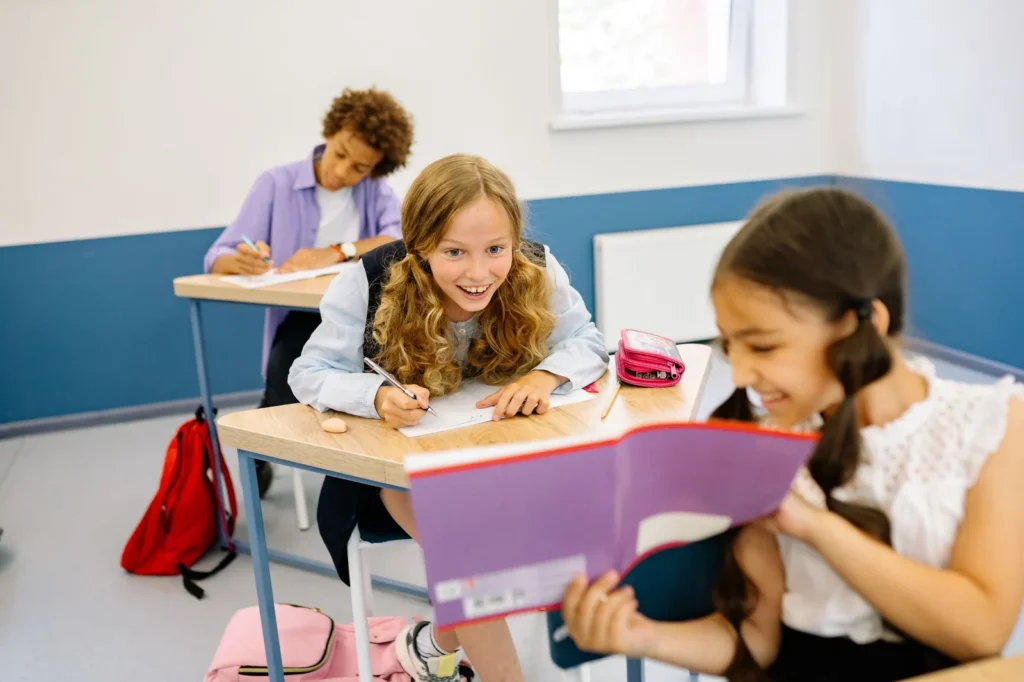 Niños aprendiendo en un aula de escuela internacional