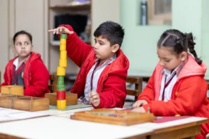 Niños estudiando en un aula de escuela primaria
