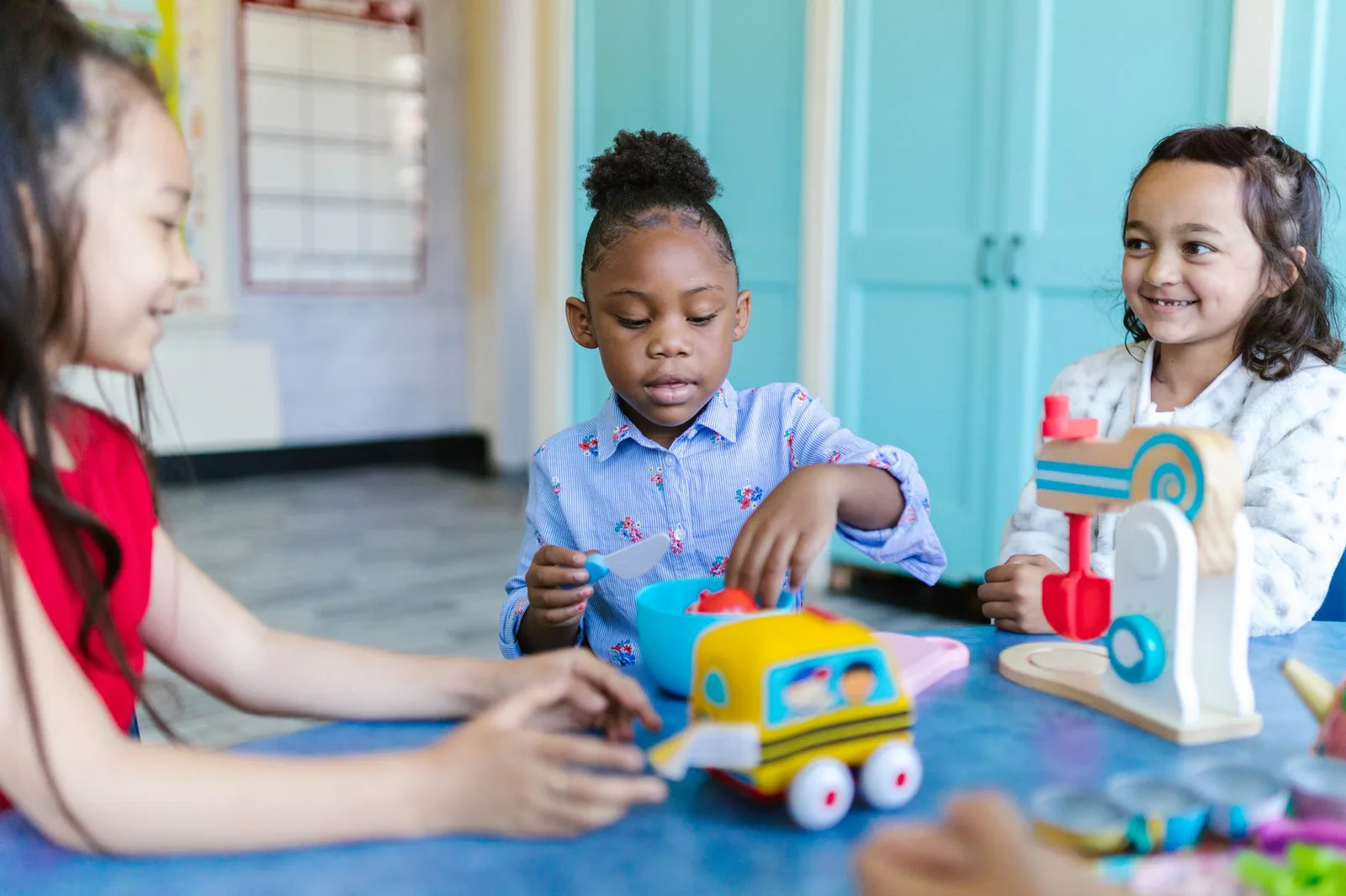 Niños en aula de primaria estudiando juntos