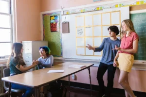 Aula de secundaria con estudiantes y pizarra
