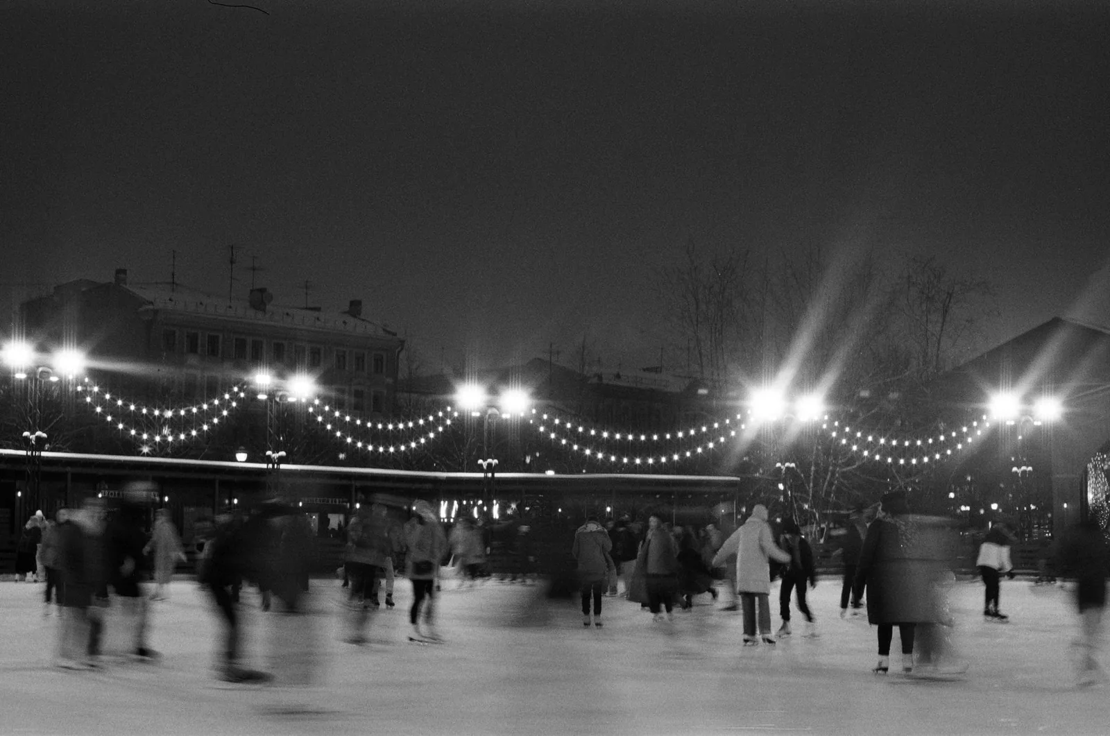 Mercado navideño con luces y patines en la calle