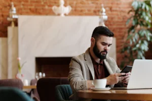 Persona trabajando en portátil en cafetería